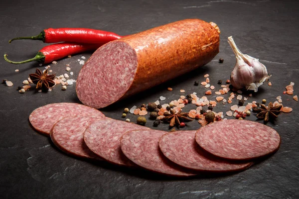 Trozo pequeño de salchicha de pepperoni cervelat con ajo y chile —  Fotos de Stock