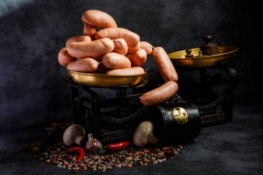 sarımsak, biber ve mantar ile spiral ham kalın wieners