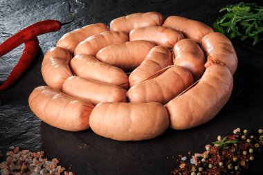 tuz, rucola ve biber ile ham kısa kalın sosis daire seti