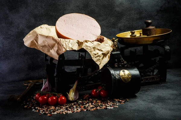 Большой кусок вкусной вареной колбасы на куске бумаги — стоковое фото