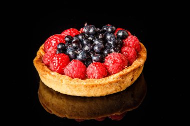 muhallebi ve çilek ile closeup shortbread mini tart