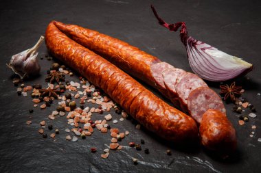 sarımsak ve soğan dilim ile lezzetli dilimlenmiş füme kuru sosis