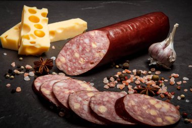 peynir ve sarımsak ile closeup dilimlenmiş çedar yaz sosis