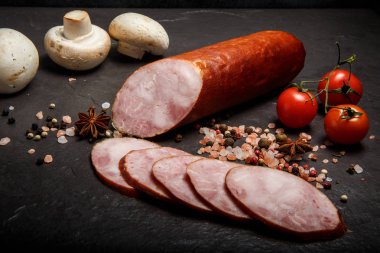 mantar ve domates ile iştah açıcı füme jambon sosis