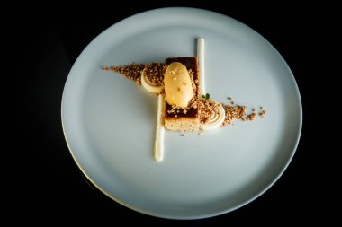 dondurma ile glutensiz pişmiş tatlı üst görünümü