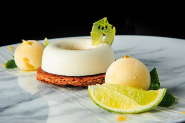 dondurma ve ıhlamur ile closeup beyaz mini mus kek