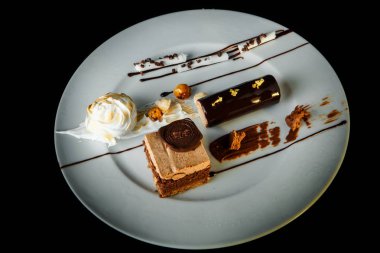 çikolata ve kremalı mus tatlı üst görünümü