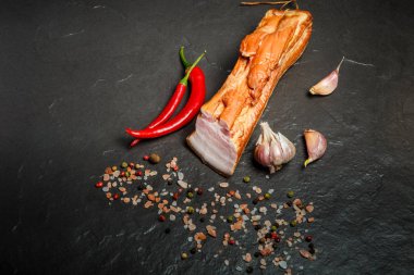 baharat, sarımsak ve biber ile et domuz yağı üst görünümü