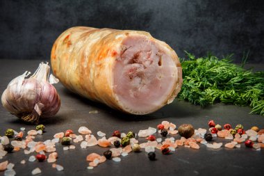 baharat, dereotu ve sarımsak ile kıyma rulo closeup yarısı