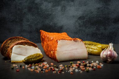 baharat, sarımsak, çavdar ekmeği ve salatalık turşusu ile tuzlu domuz yağı