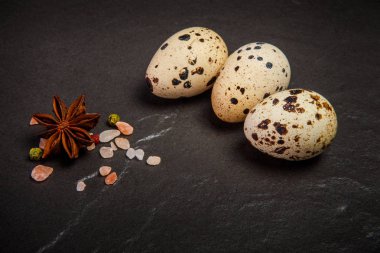 pembe tuz ve baharat ile üç küçük bıldırcın yumurtası