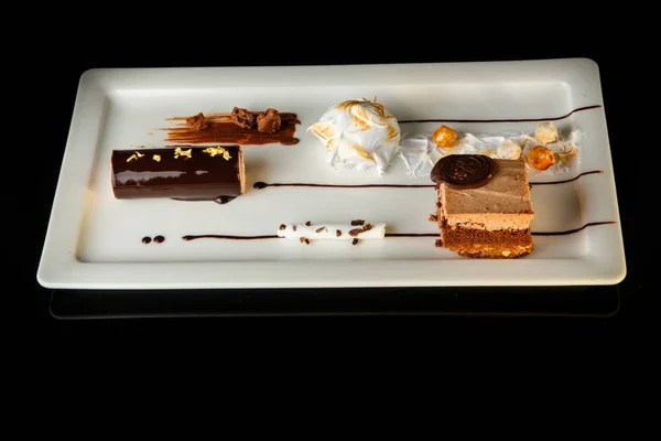 Makanan penutup coklat krim lezat di piring persegi panjang — Stok Foto