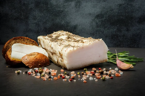 baharat, sarımsak, ekmek ve salatalık ile karabiber çiğ domuz yağı yarısı