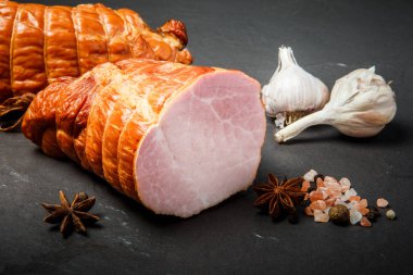 tuz, baharat ve iki sarımsak ile füme pastırma iki yarısı