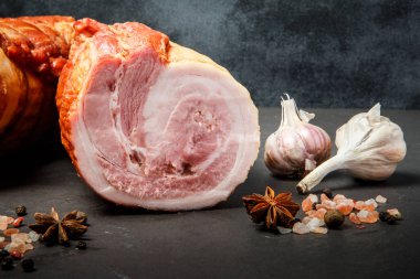 baharat ve sarımsak ile kıyma rulo closeup parçaları