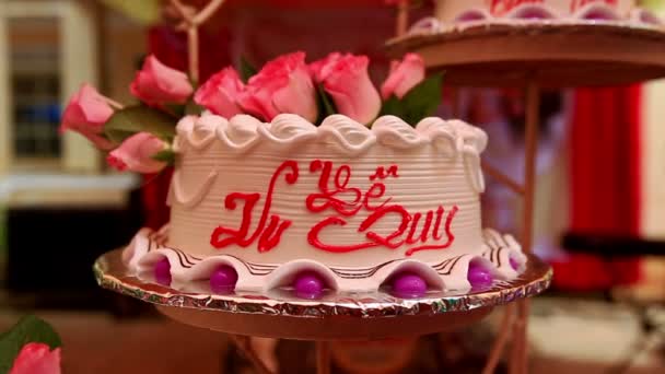 美味的白色奶油婚礼蛋糕装饰玫瑰 — 图库视频影像