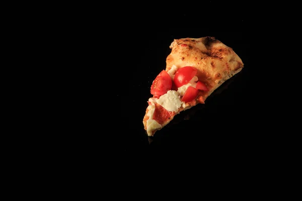 Widok z góry jeden kawałek pizzy z pomidorami i mozzarellą — Zdjęcie stockowe