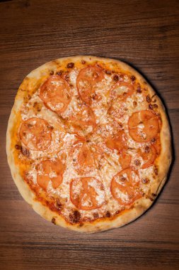 dilimlenmiş İtalyan pizza margherita tüm dikey üst görünümü