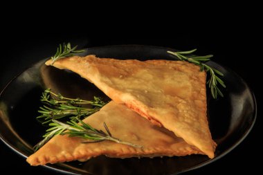 yeşil biberiye ile kafkas chebureki closeup iki kızarmış üçgen