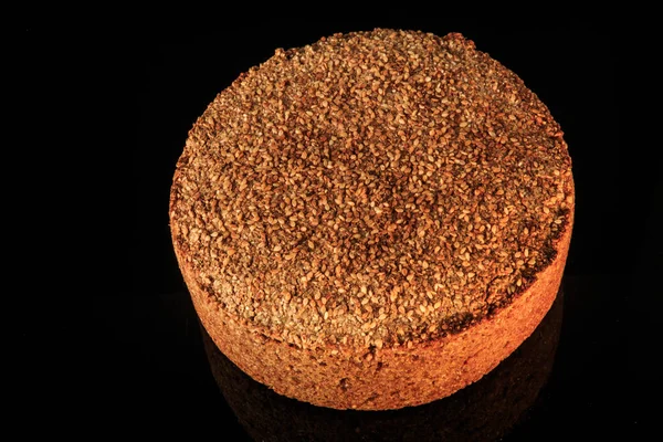 Top uitzicht op hele brood van rond gebakken roggebrood met sesamzaden — Stockfoto