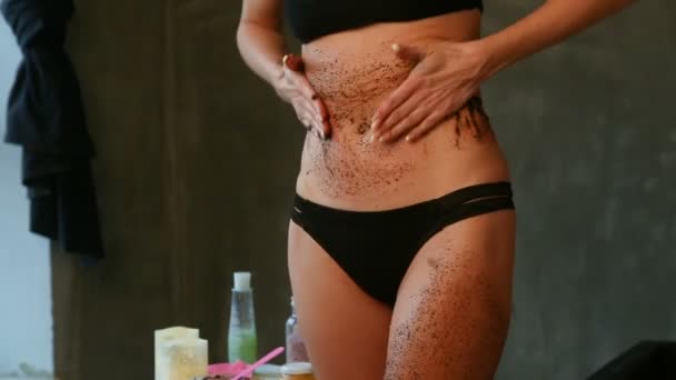 Close Slank Fitness Meisje Zwart Ondergoed Maakt Buikhuid Peeling — Stockvideo