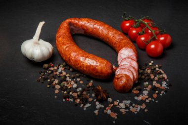 sarımsak ve domates kiraz ile lezzetli füme kuru sosis