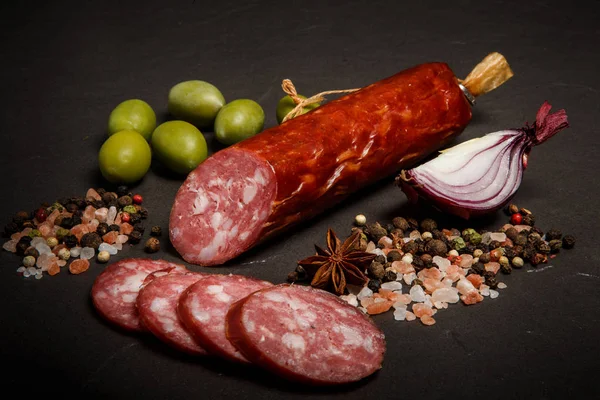 Смачна суха копчена салямі ковбаса з цибулею та оливками — стокове фото