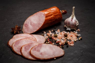 dilimlenmiş parçalar ve sarımsak ile füme jambon sosis küçük bir yığın