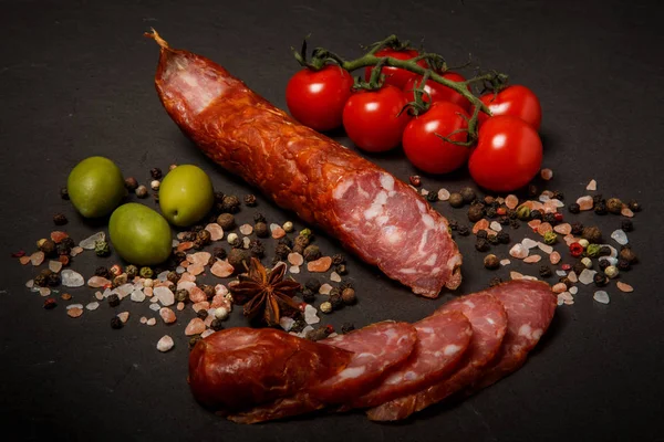 Апетитна копчена суха ковбаса з оливками та помідорами — стокове фото