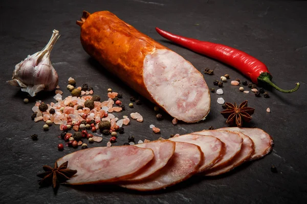 sarımsak ve biber ile füme jambon sosis üst görünümü
