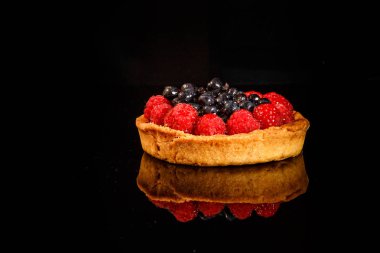 Lezzetli kremalı mini tart ve böğürtlen.