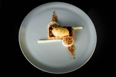 mus ve dondurma ile glutensiz pişmiş tatlı üst görünümü