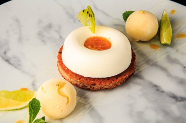 beyaz mus krema ile closeup bir shortbread çerez