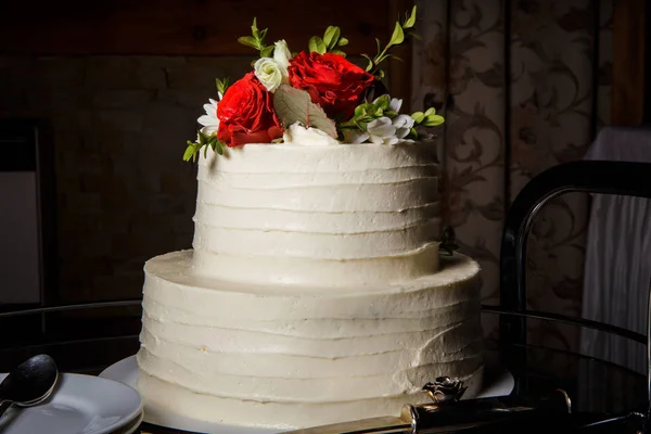 Bolo de casamento de duas camadas decorado com rosas vermelhas — Fotografia de Stock