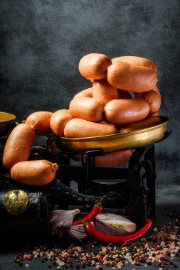 soğan ve biber ile spiral kalın wieners closeup kazık