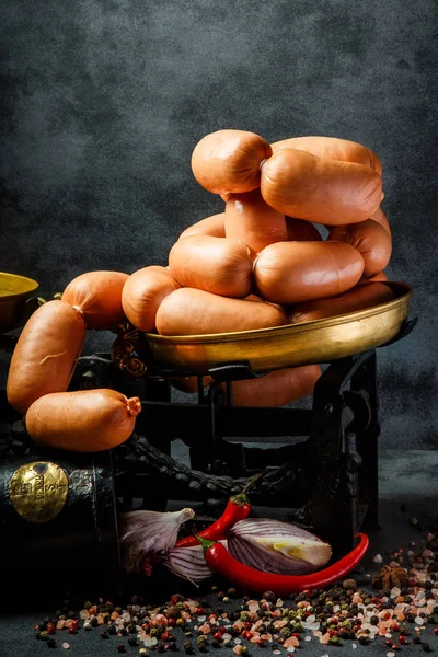 Pila de salchichas gruesas en espiral con cebolla y chile — Foto de Stock