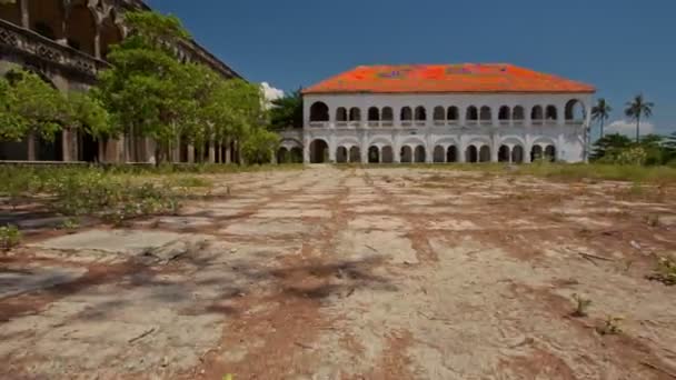 Restaurált Fehér Régi Két Emeletes Gótikus Épület Galériával Piros Tető — Stock videók