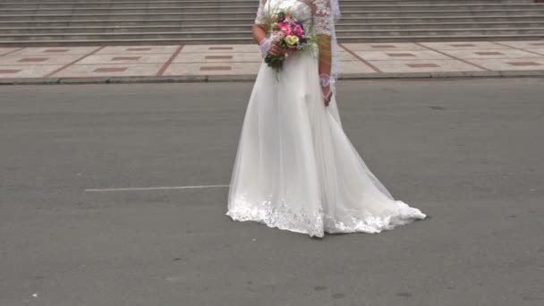 Sposa in bancarelle di abiti lunghi all'ingresso del Teatro dell'Opera — Video Stock