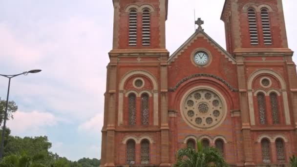 Saygon Vietnam Bulutlu Gökyüzüne Karşı Kuleleri Olan Eski Katolik Katedrali — Stok video