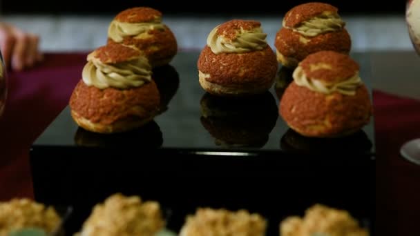 Şekerleme Masasında Servis Edilen Değişik Karamel Kremalı Tatlıların Sıraları Üzerine — Stok video