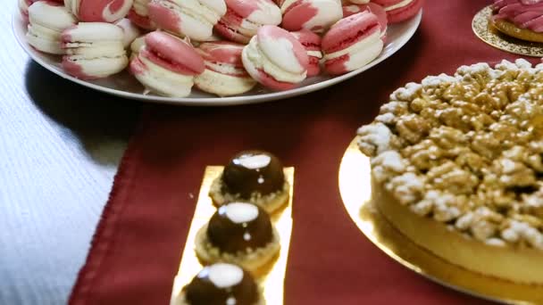 Közelkép Kezek Tesz Mini Mázas Csokoládé Desszertek Édességbolt Asztal Mellett — Stock videók