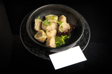 beyaz ziyaret kartı ile buğulanmış et köfte üst görünümü