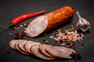 sarımsak ve biber ile üst görünümü closeup jambon sosis