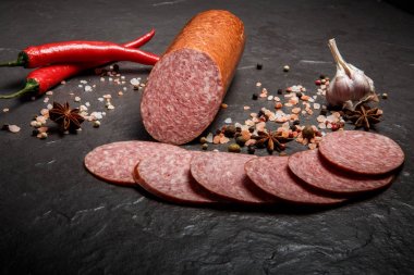 closeup sarımsak ve biber ile cervelat pepperoni sosis füme