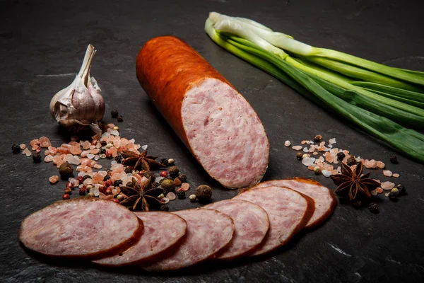 sarımsak ve yeşil soğan ile füme jambon sosis büyük yığın