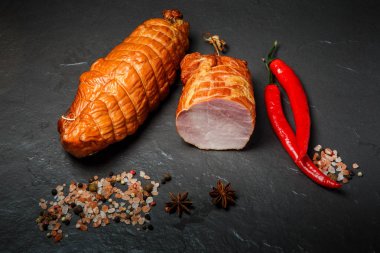 baharat ve iki biber ile füme pastırma üst görünümü