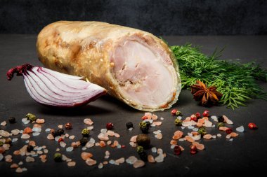 tuz, baharat, dereotu ve soğan ile kıyma rulo büyük bir yığın