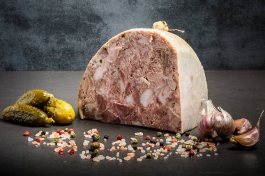 baharat, sarımsak ve salatalık turşusu ile closeup et ürünü tuz