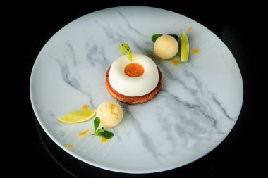 beyaz mus krema ile üst görünümü tek shortbread çerez