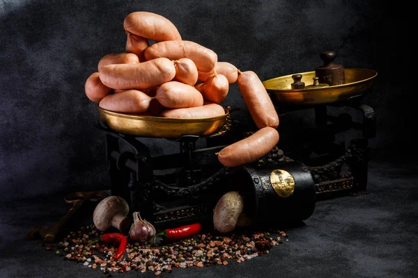 Куча сырых толстых сосисок в спирали с чили и грибами — стоковое фото